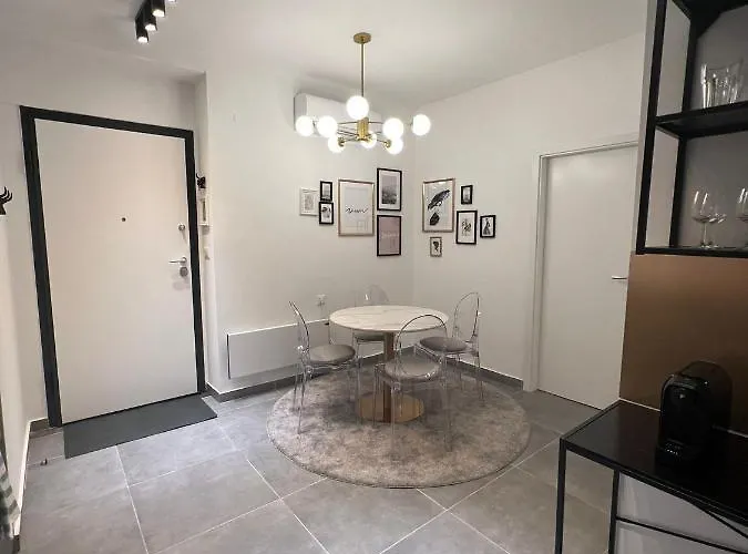 New World Apartment Downtown